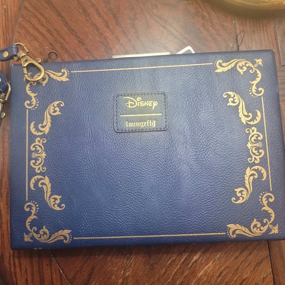Loungefly Disney Snow White Storybook crossbody - Picture 2 of 6